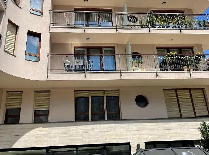 At Gozsdu Court, 60 Sqm, 2 With 2 Ac, Elevators, Kitchen * Budapest
