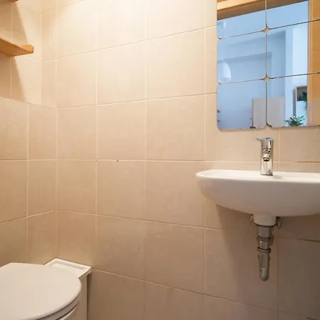 At Gozsdu Court, 60 Sqm, 2 With 2 Ac, Elevators, Kitchen Budapesta