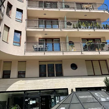 At Gozsdu Court, 60 Sqm, 2 With 2 Ac, Elevators, Kitchen * Budapesta