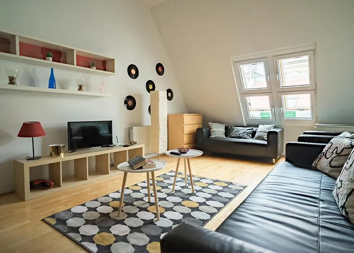 At Gozsdu Court, 60 Sqm, 2 With 2 Ac, Elevators, Kitchen 아파트